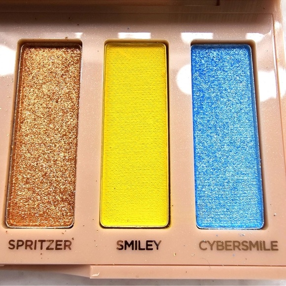 Exclusive Limited Edition Urban Decay SMILEY Mucho Happy Eyeshadow Pallet - Picture 9 of 12